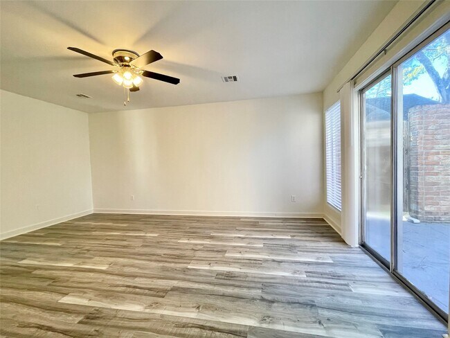 Building Photo - 707 Center Hill Dr