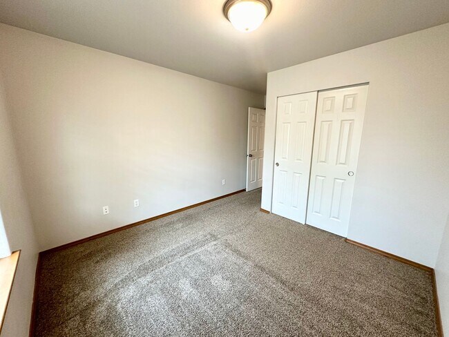 Building Photo - Spacious 4 Bedroom 2 Bathroom Home on Culd...