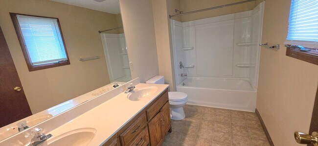 Building Photo - 3 Bedroom 2 Bathroom home in Southwest Springfield for $1495!