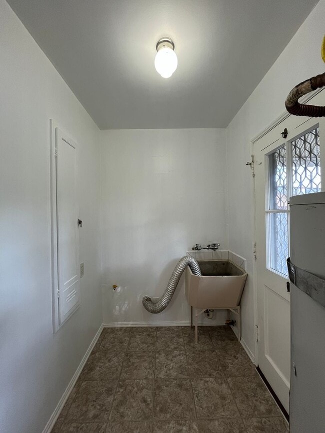 Building Photo - Panorama City 2+1 house w/garage + backyard! (8062 Lennox)