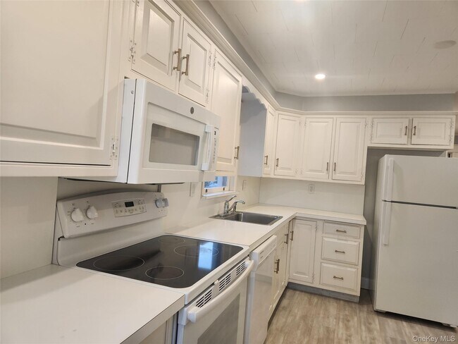 Building Photo - 124 Corlies Ave