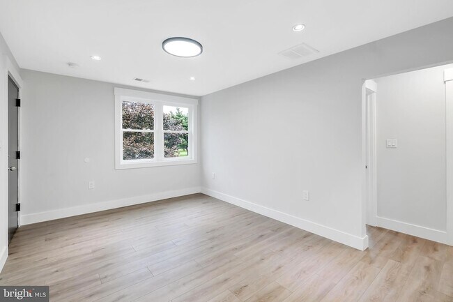 Building Photo - 6903 Dunmanway