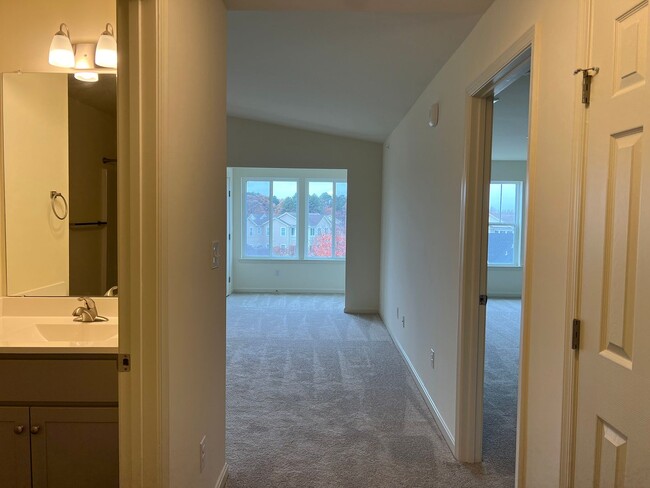 Building Photo - YEAR-ROUND RENTAL - 2 BED 2 BATH CONDO - U...