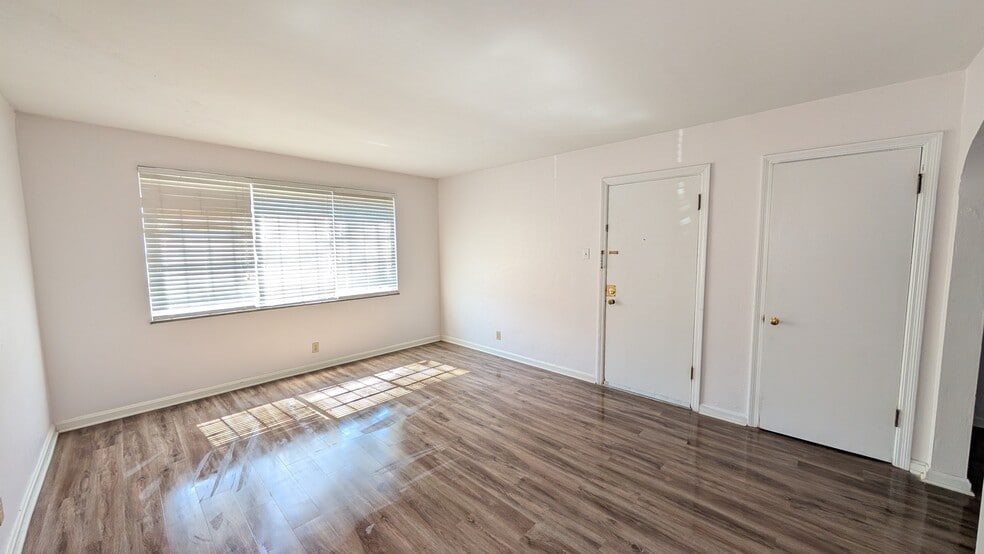 Building Photo - 5825 Sunshine Dr