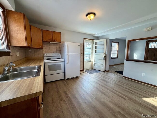 Building Photo - 834 E Cross St