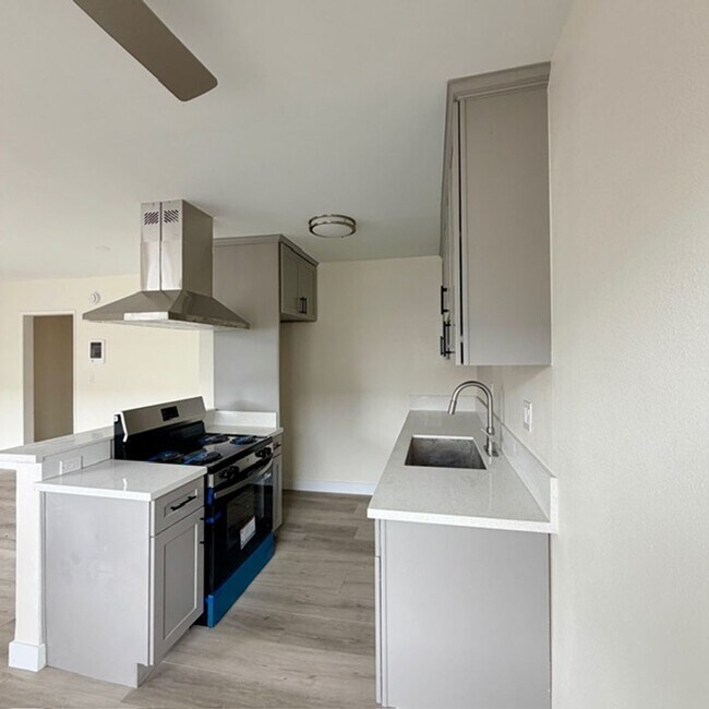 Building Photo - Fully Renovated 1BR in Van Nuys – Modern Kitchen + Parking