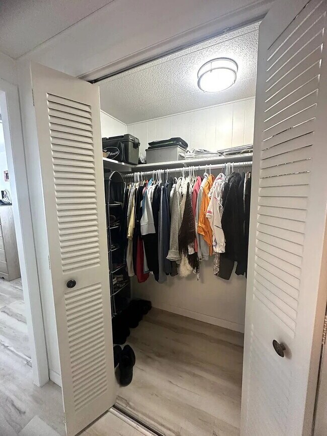 Building Photo - "Charming 2-Bed, 2-Bath Retreat in Nokomis!"