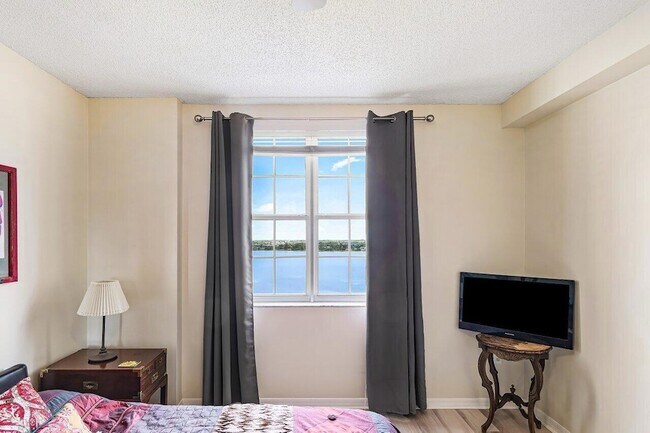 Building Photo - 616 Clearwater Park Rd