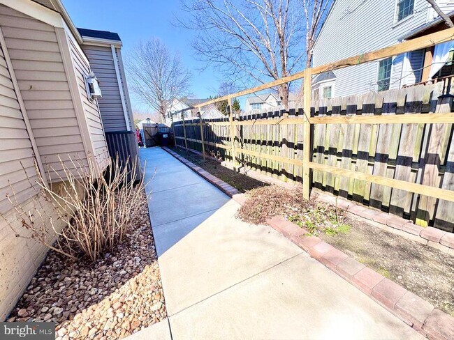 Building Photo - 15 River Oak Dr