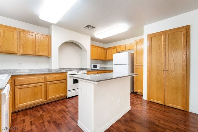 Building Photo - 7275 Phlox Rd