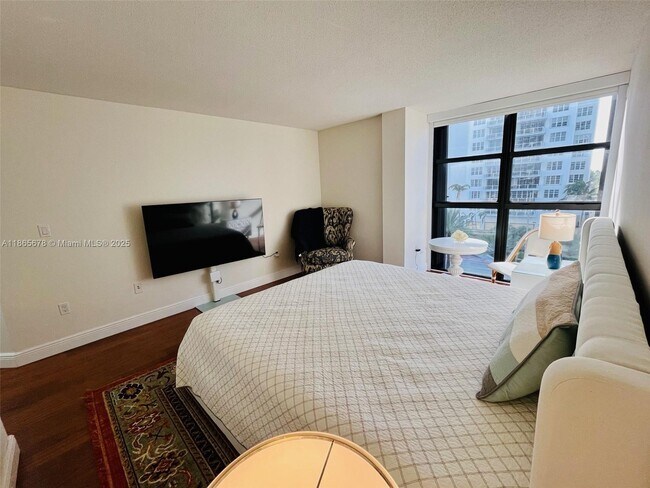 Building Photo - 5757 Collins Ave