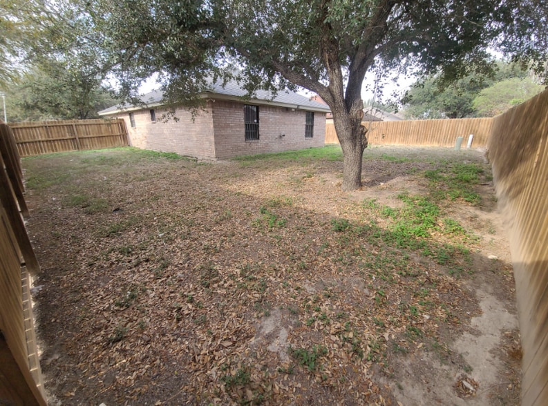 Building Photo - 1900 Lark Ave