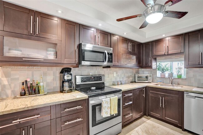 Primary Photo - 9410 N Hollybrook Lake Dr