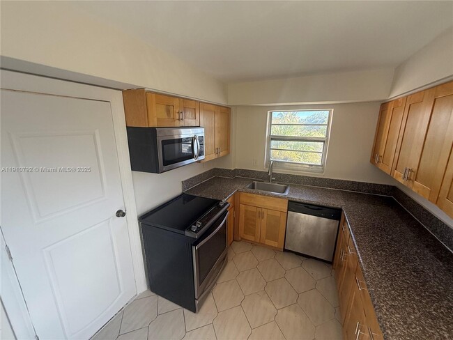 Primary Photo - 1540 NE 191st St