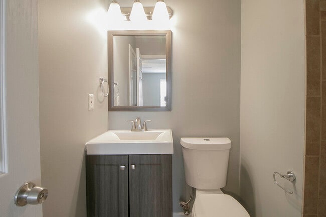 Building Photo - 205 Ruf Dr