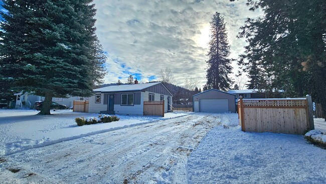 Primary Photo - Fully Furnished 3 Bedroom Home in Coeur d'...