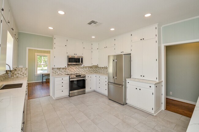 Building Photo - 803 Austin St