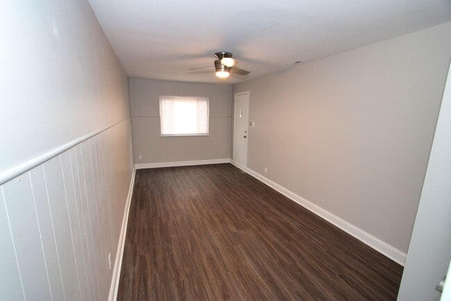 Building Photo - 4 bedroom 1 bathroom SF House