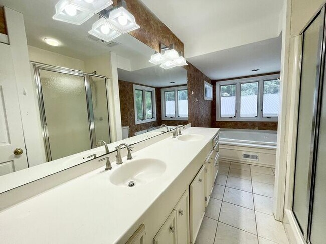 Building Photo - Lexington- Offering Self Guided Tour with ...