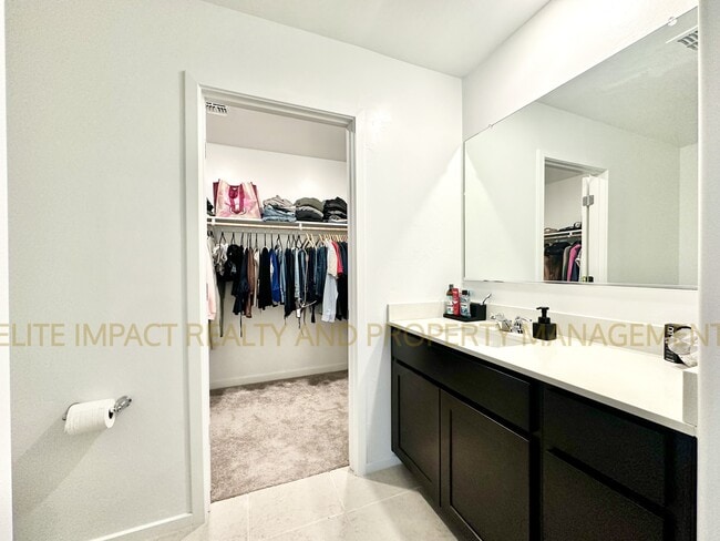 Building Photo - 7064 W Vineridge Dr