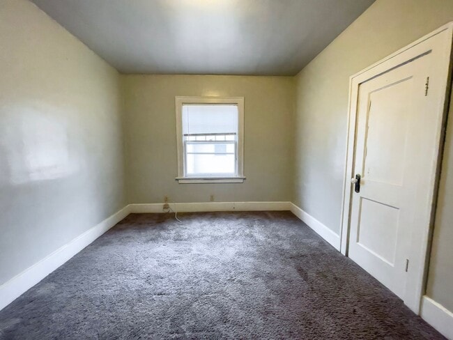 Building Photo - PRELEASING for AUGUST! Close to Campus