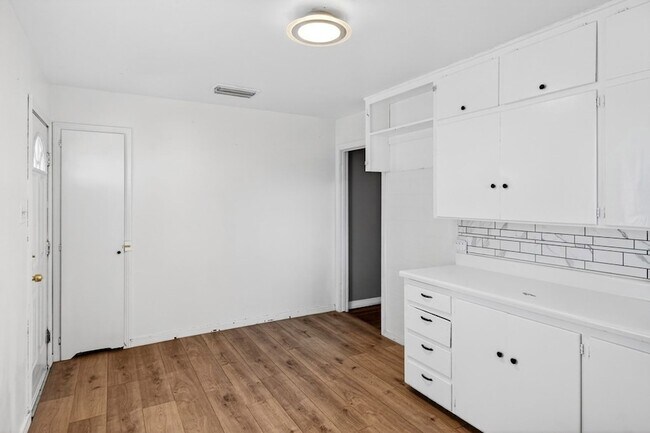 Building Photo - 2011 W 16th St