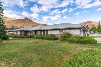 Building Photo - Single Floor Home! 3 bedroom, 3 bathrooms ...