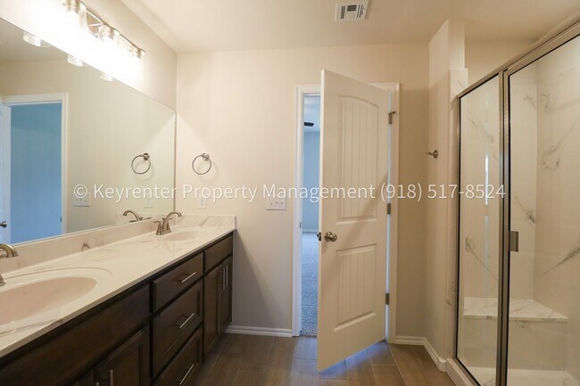 Building Photo - Stunning New Construction Home 4 Bed 2 Bath Broken Arrow
