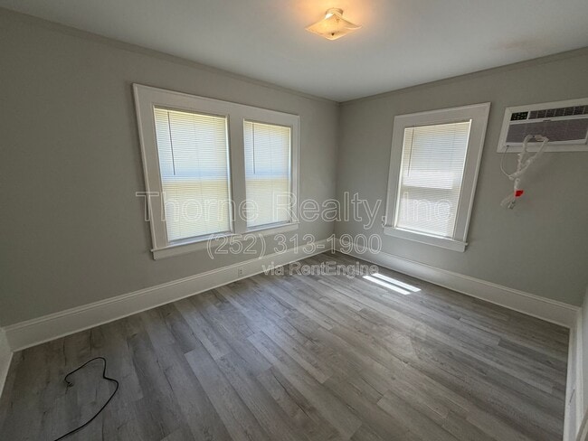 Building Photo - 821 Marigold St