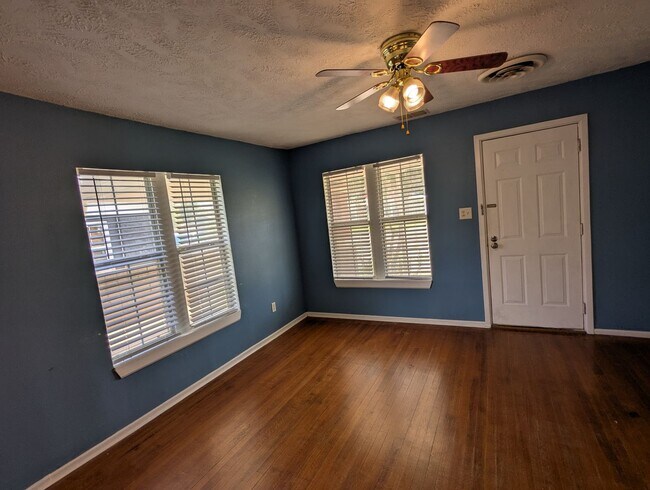 Building Photo - Central Lubbock Home