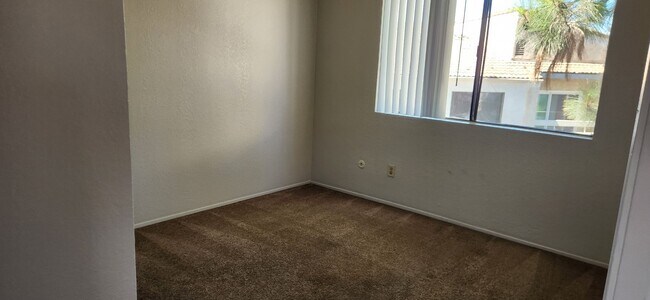 Building Photo - Great location!!!  3 bed 2 1/2 bath town h...