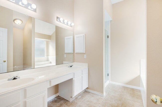 Building Photo - 2922 Abbey Field Dr