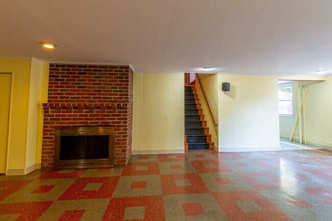 Building Photo - Fantastic SE Portland Home with Parking, Hardwoods, Charming Character, and Large Patio