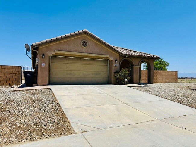 Building Photo - 44608 Avenida Linda
