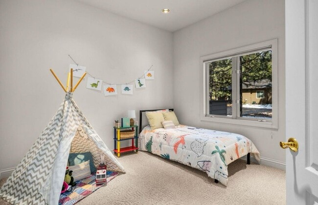 Building Photo - Gorgeous Single Level Luxury Home with 3-C...