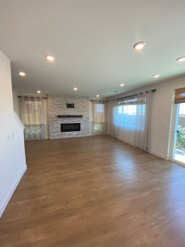 Building Photo - Beautifully upgraded Rocklin 4 Bedroom Home with Owned 15 Panel 5kwh Solar!