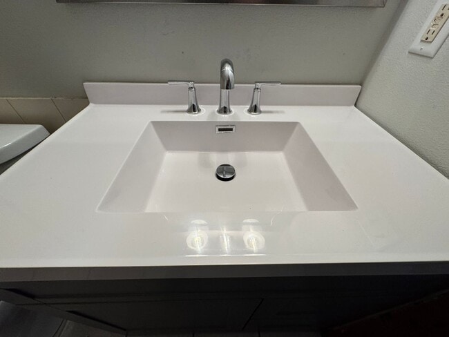 Building Photo - 2 bedroom duplex