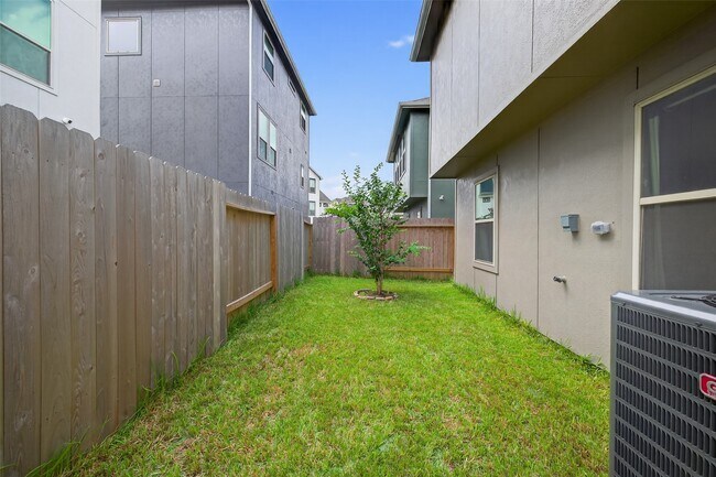 Building Photo - 11911 Briarwood Hill Way