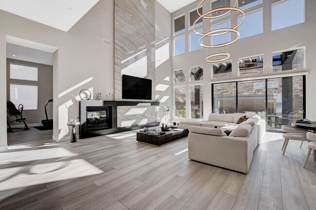Building Photo - Mesa Ridge Luxury Oasis Feathertop