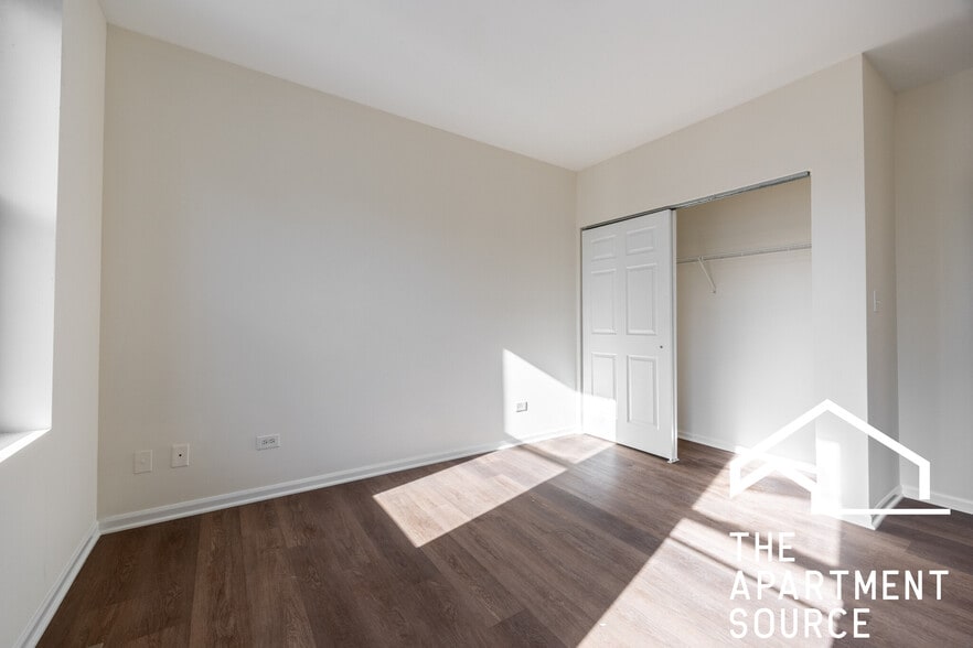 Building Photo - 1257 N Greenview Ave