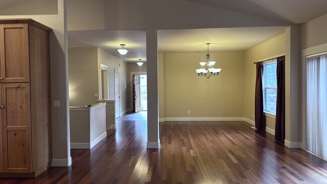 Building Photo - Sign your lease by December 31st and enjoy a $1,000 rent discount applied at move-in!