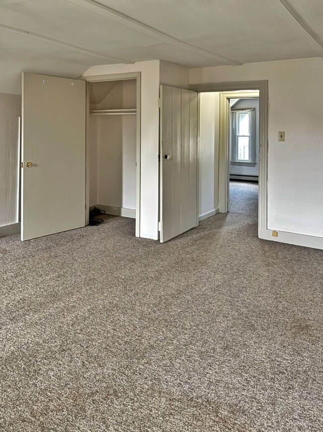 Building Photo - 3 bed 1.5 bathroom apartment in Harleysvil...