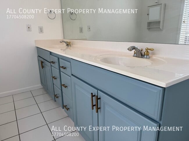 Building Photo - 2075 Pine Tree Dr
