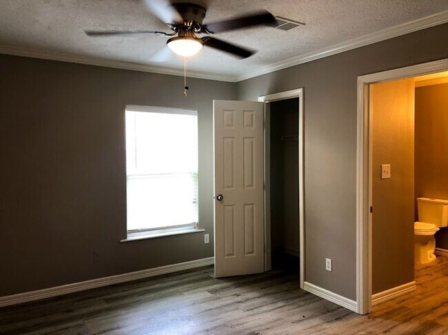 Building Photo - Room For Rent