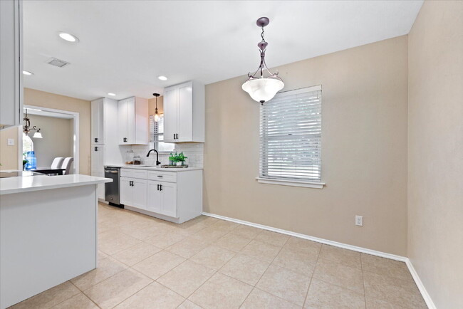 Building Photo - "Spacious 4-Bedroom Hardwood & Granite Fin...