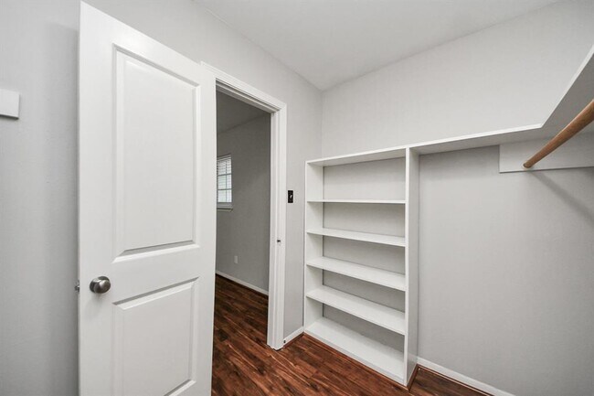 Building Photo - 515 Tallowood Rd