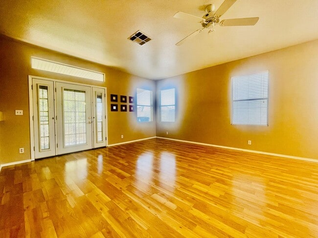 Building Photo - Stunning Single Story, 3 Home with Open Floor Plan on Cul-de-sac