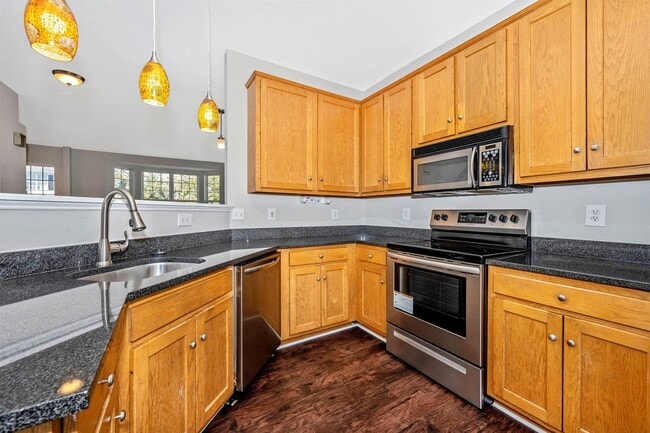 Building Photo - Fantastic End Unit Townhouse For Lease