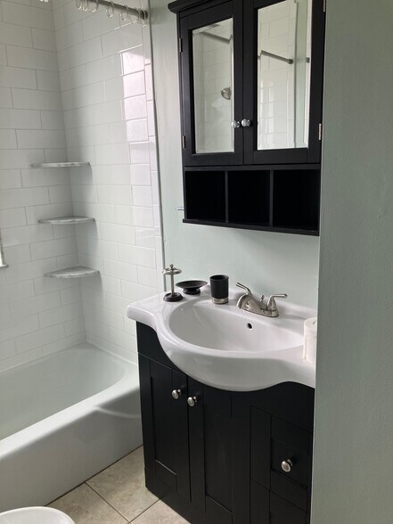 Building Photo - 43 Roslyn St