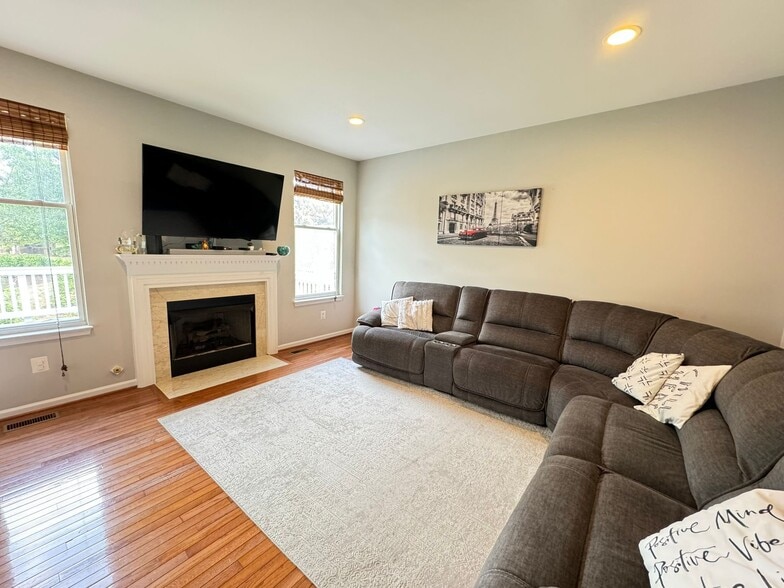 Building Photo - 21547 Trowbridge Square